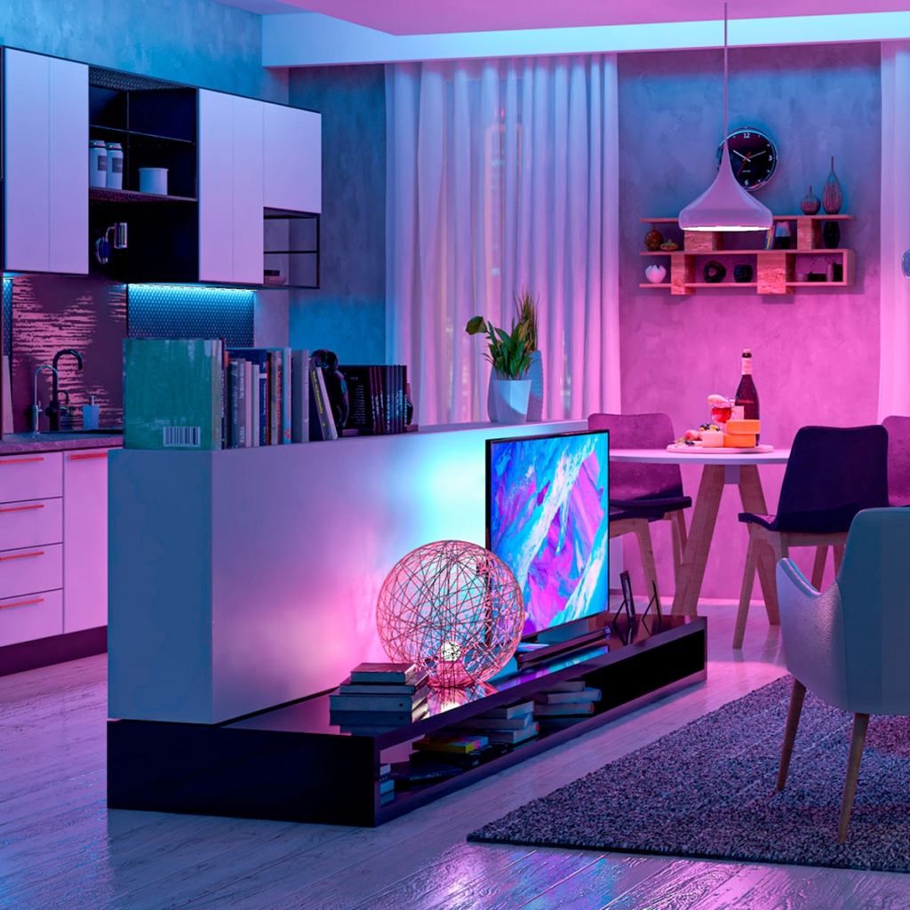 <img src="sala-moderna-iluminacao-neon.webp" alt="Sala moderna com iluminação neon, sofá, TV e mesa de jantar, criando um ambiente acolhedor e contemporâneo.">