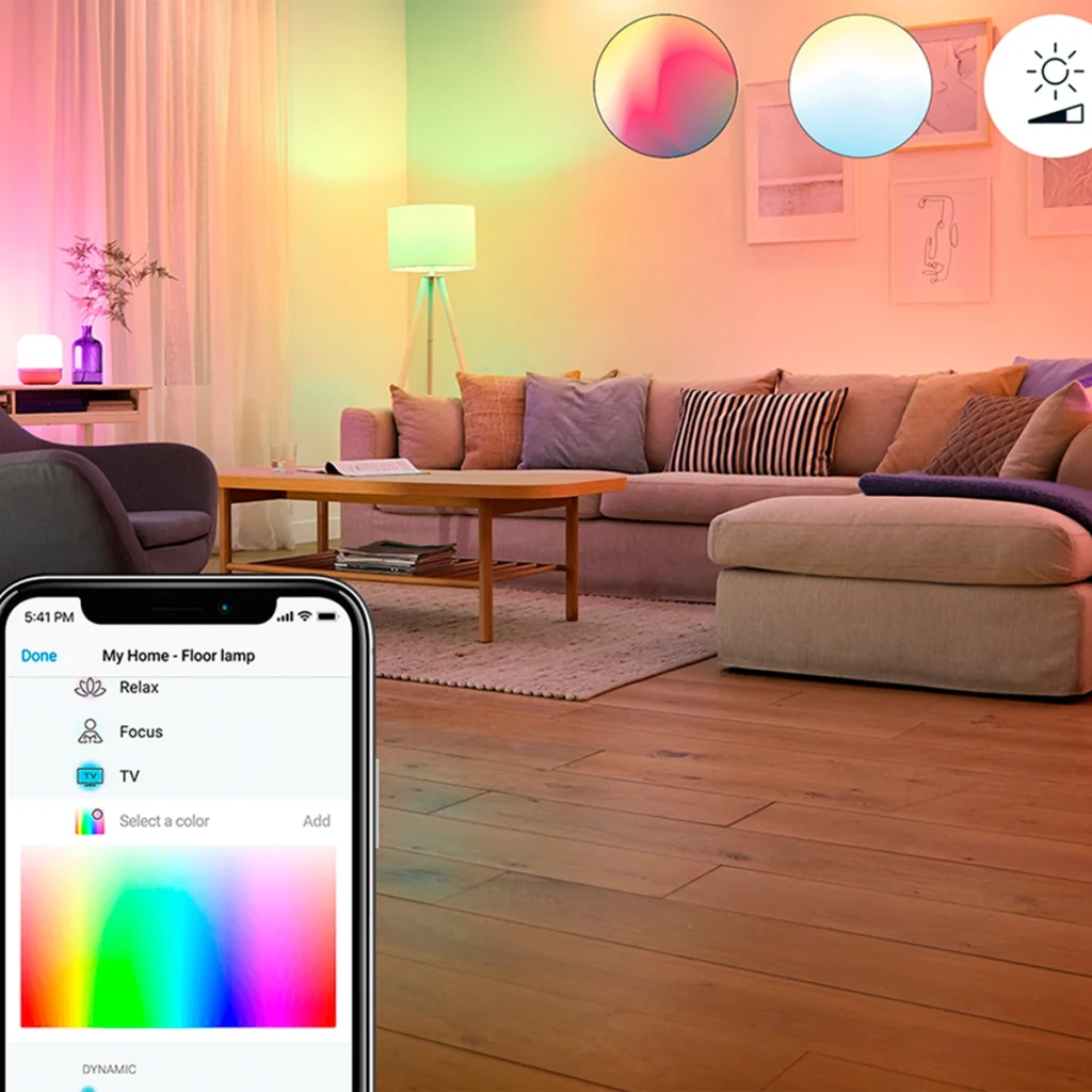 <img src="lampada-de-piso-inteligente-sala-de-estar.webp" alt="Imagem de uma sala de estar moderna com uma lâmpada de piso inteligente e iluminação colorida, mostrando opções de cores no celular.">