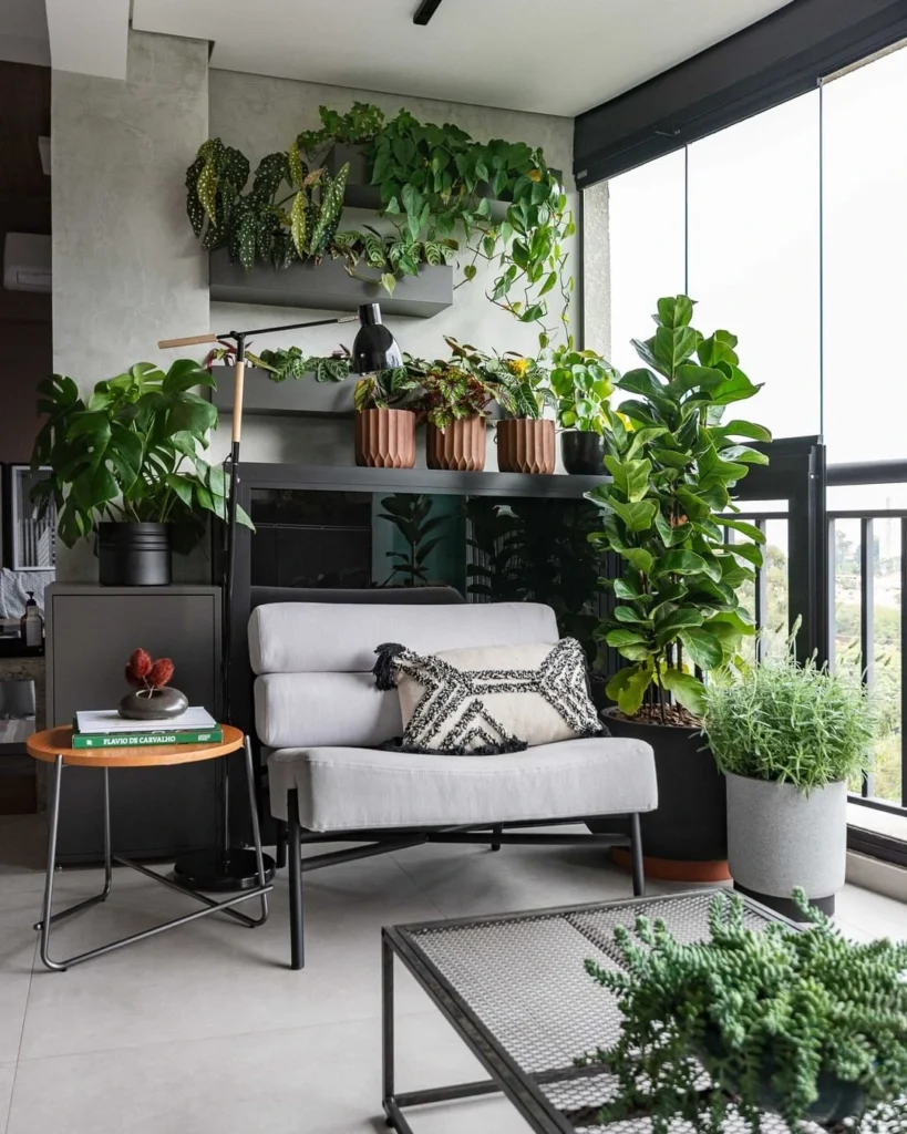 <img src="sala-moderna-decoracao-plantas.webp" alt="Sala de estar moderna com decoração de plantas em vasos. Móveis contemporâneos e um ambiente acolhedor e verde.">