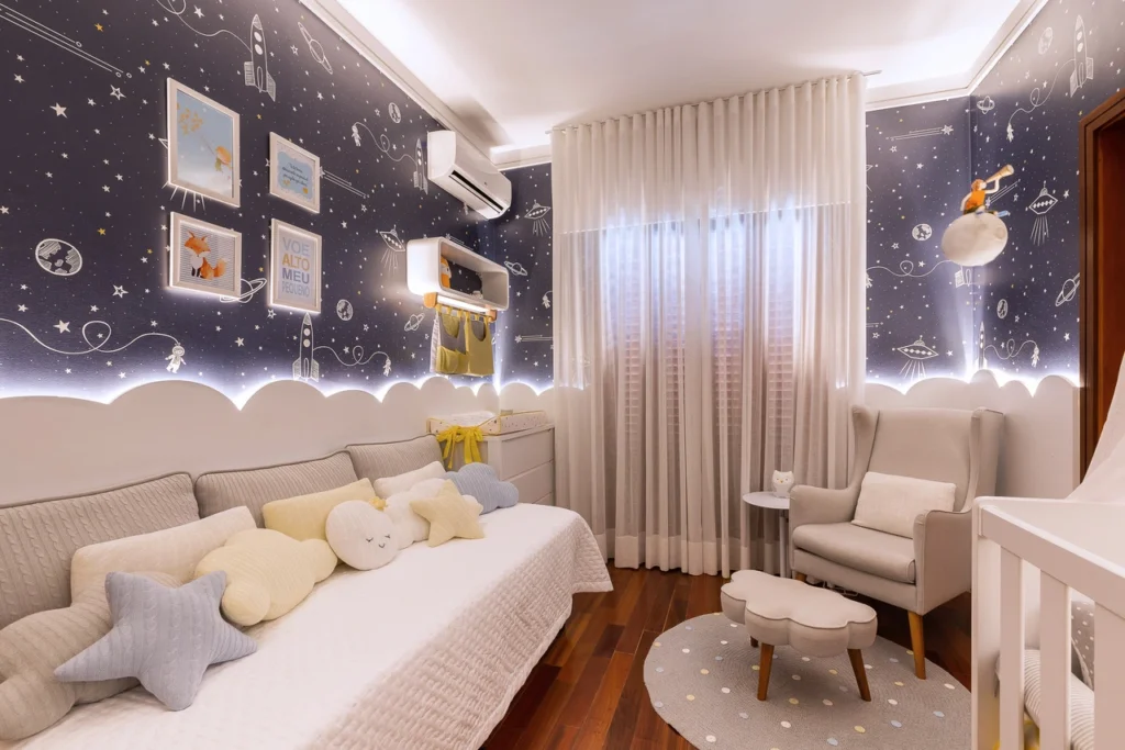 <img src="quarto-bebe-tema-espacial-jpg.webp" alt="Quarto de bebê com tema espacial, decorado com paredes escuras, sofá claro e almofadas em formas de estrelas, com iluminação suave.">