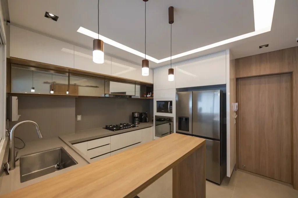 <img src="cozinha-moderna-funcional.webp" alt="Cozinha moderna e funcional com bancada de madeira, móveis planejados e eletrodomésticos de inox. Espaço bem iluminado e organizado.">