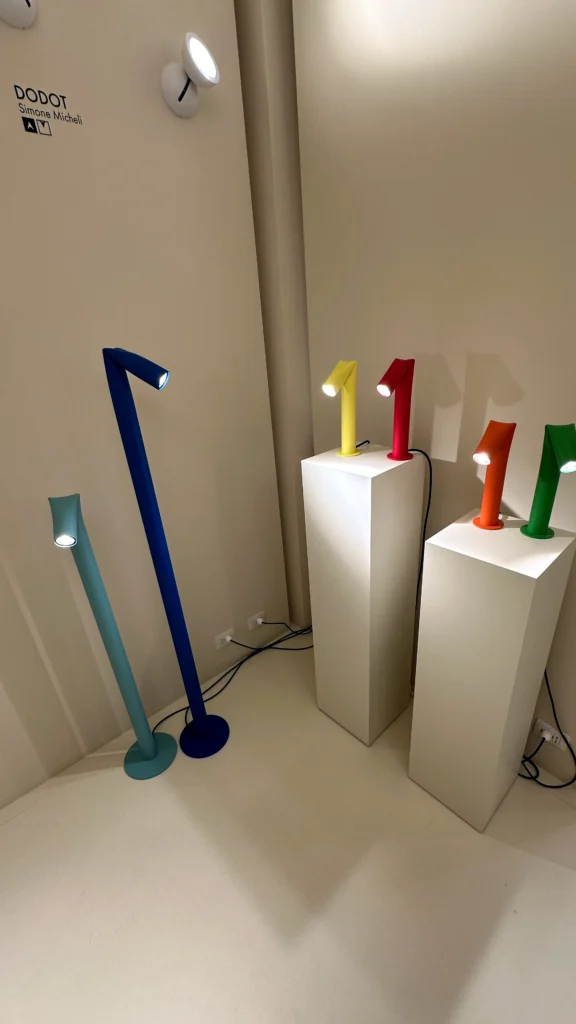 <img src="luminarias-coloridas-design.webp" alt="Luminárias coloridas de designer expostas em ambiente moderno, destacando a iluminação criativa e funcional, ideal para decoração contemporânea."> 
