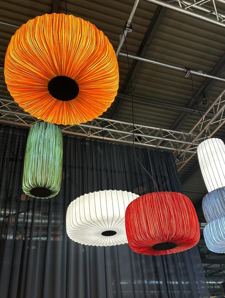 <img src="lanternas-coloridas-decoracao-modena.webp" alt="Diversas lanternas coloridas penduradas em um ambiente, com destaque para a luminária laranja. Ideal para decoração moderna e aconchegante.">