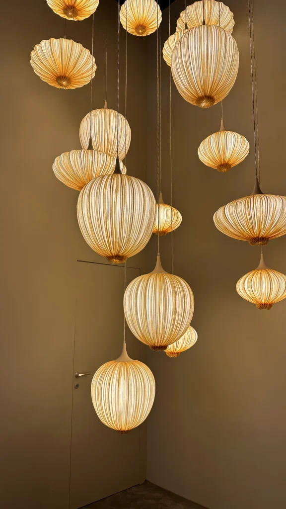 <img src="conjunto-luminarias-pendentes-design-moderno.webp" alt="Conjunto elegante de luminárias pendentes em formato de globos, com design moderno e iluminação suave, ideal para decoração de ambientes internos.">