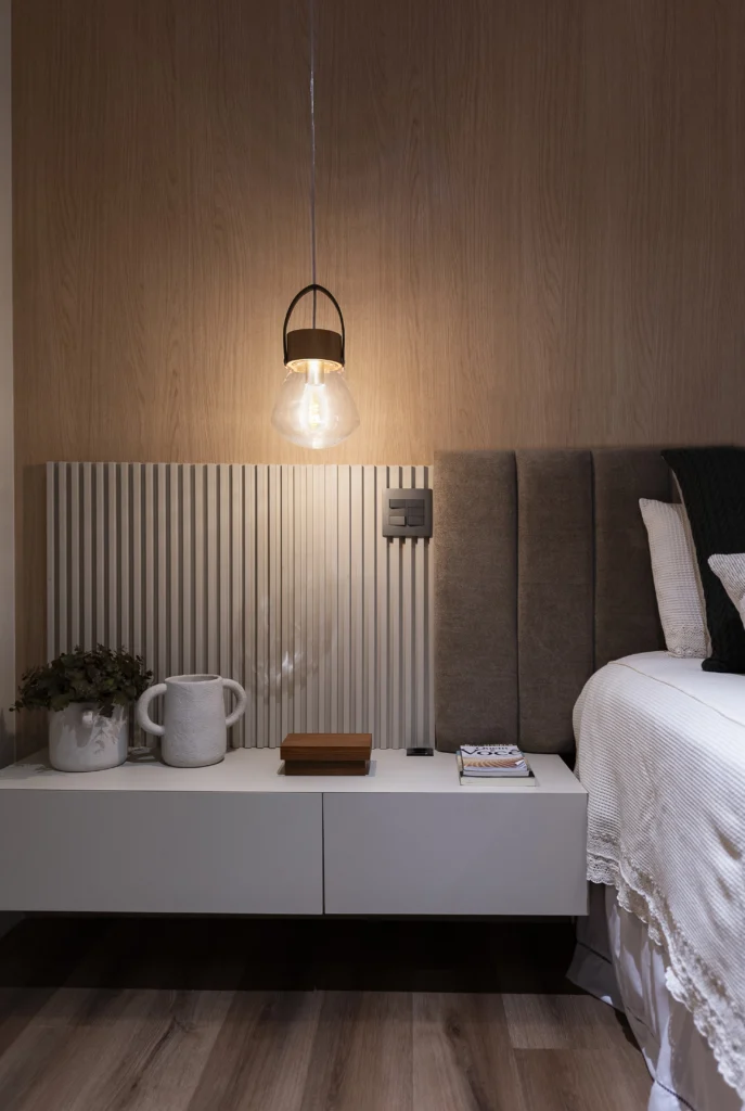 <img src="quarto-moderna-luminaria-pendente-jpg.webp" alt="Imagem de um quarto moderno com cabeceira em tons neutros, luminária pendente elegante, mesa de cabeceira minimalista e elementos decorativos, ideal para criar um ambiente aconchegante.">
