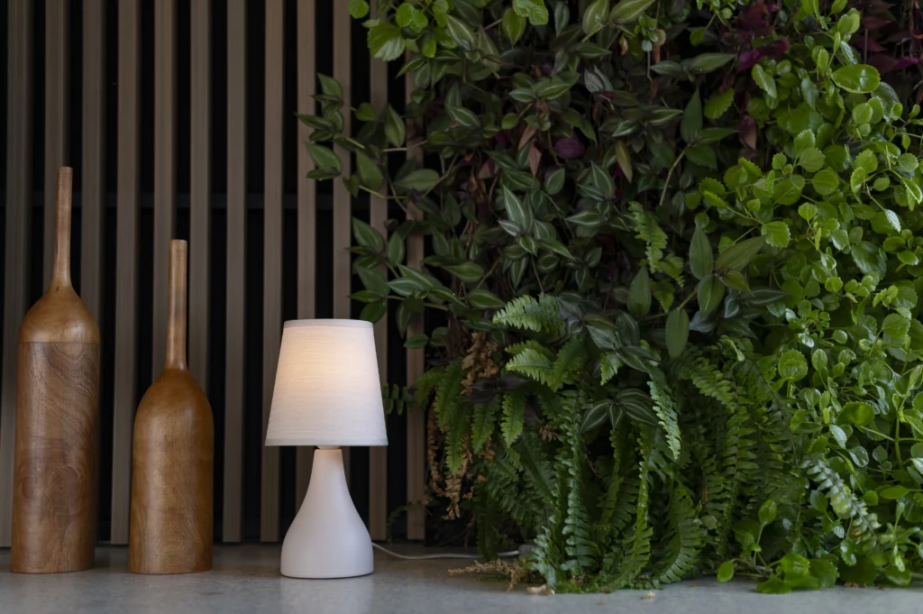 <img src="decoracao-lampada-plantas-verde-jpg.webp" alt="Decoração com lâmpada elegante e plantas verdes em ambiente moderno, trazendo frescor e estilo ao espaço.">