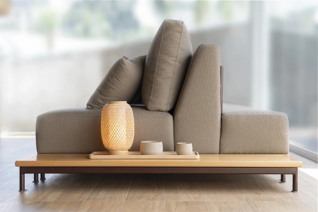 <img src="sofa-moderno-decoracao-contemporanea-jpg.webp" alt="Sofá moderno em um ambiente iluminado, com almofadas macias e mesa de madeira, ideal para decoração contemporânea e conforto no lar.">