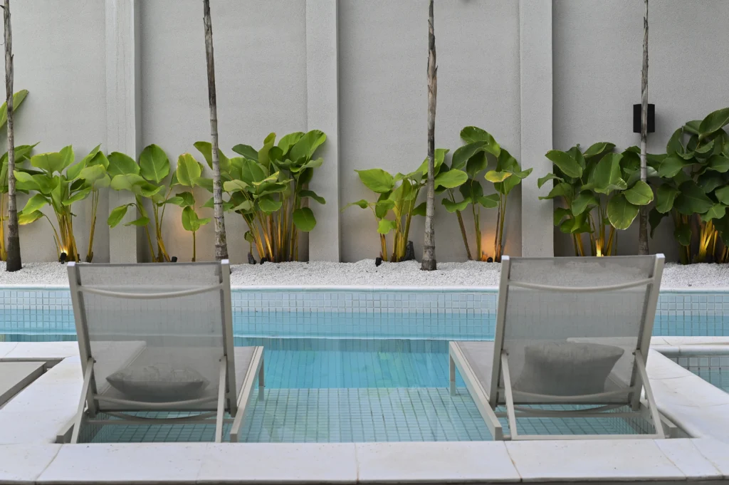 <img src="piscina-luxo-espreguicadeiras-jardim-verde.webp" alt="Piscina de luxo com espreguiçadeiras e jardim com plantas verdes ao fundo, ambiente de piscina elegante e tranquilo, ideal para lazer e relaxamento.">