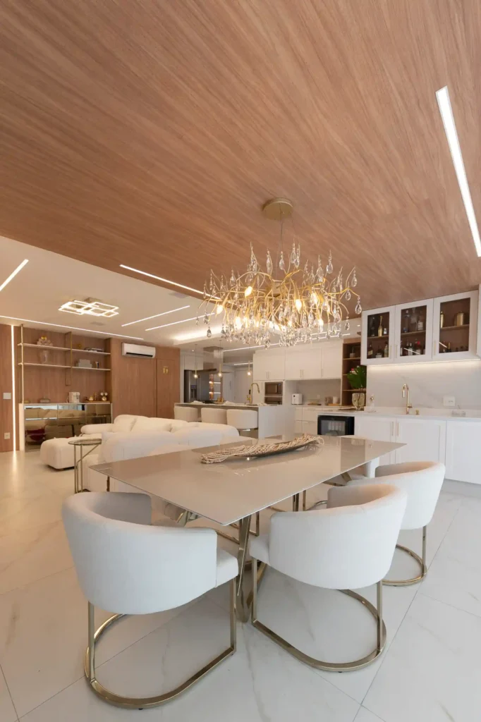 <img src="sala-jantar-moderna-elegante.webp" alt="Ambiente moderno e elegante de sala de jantar com mesa de vidro, cadeiras brancas e lustre sofisticado, ideal para decoração contemporânea.">