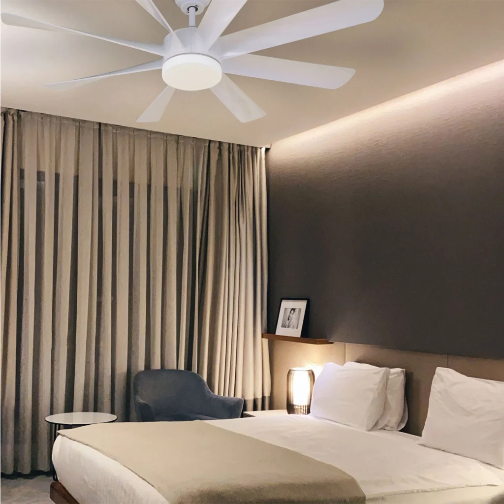 <img src="quarto-hotel-moderno-camas-confortaveis-cortinas-largas-jpg.webp" alt="Quarto de hotel moderno com cama confortável, cortinas longas, iluminação suave, luminária ao lado da cama e um quadro decorativo na parede.">
