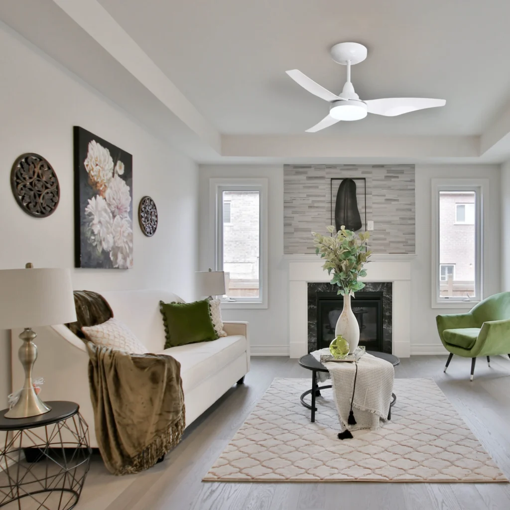 <img src="sala-de-estar-moderno-aconchegante.webp" alt="Sala de estar moderna decorada com sofá branco, cadeira verde, tapete claro, paredes brancas com quadros e uma lareira com detalhes de pedra, iluminação natural">
