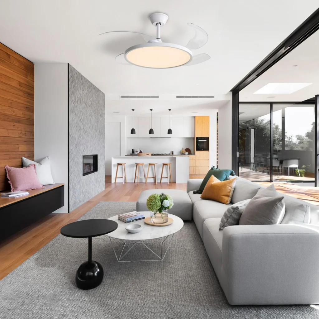 <img src="sala-de-estar-moderna-ambiente-aconchegante.webp" alt="Imagem de uma sala de estar moderna com sofá branco, mesa de centro, decoração minimalista, cozinha ao fundo e grandes janelas de vidro.">
