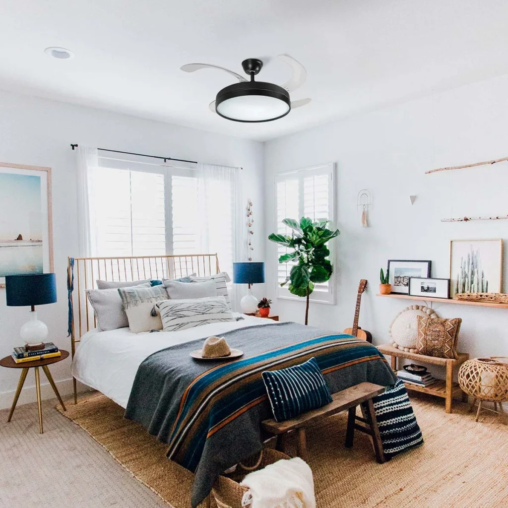 <img src="quarto-decoracao-minimalista-com-plantas-e-moveis-de-madeira.webp" alt="Quarto de decoração minimalista com móveis de madeira, plantas, quadros e iluminação suave, criando um ambiente aconchegante e estiloso.">
