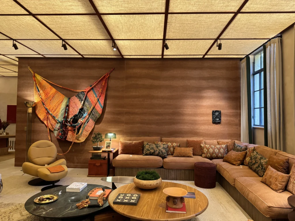 <img src="sala-de-estar-moderno-com-movel-confortavel.webp" alt="Sala de estar moderna com móveis aconchegantes, poltronas confortáveis, mesa de centro decorada e iluminação ambiente em um espaço bem decorado.">