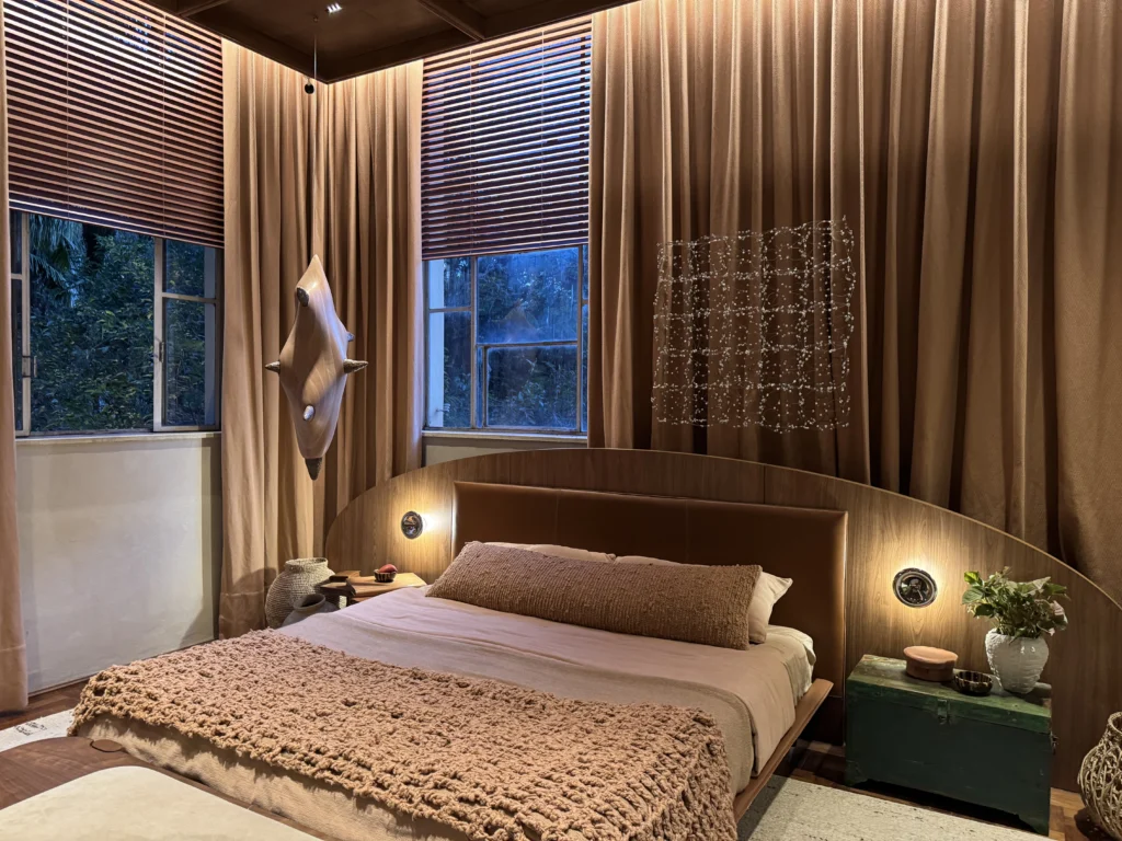 <img src="quartoaconchegantedecoracaomodernalecomfortavel.webp" alt="Quarto aconchegante com cortinas de tecido, iluminação suave e decoração moderna, ideal para descanso e relaxamento, destacando uma cama confortável e ambientes acolhedores.">