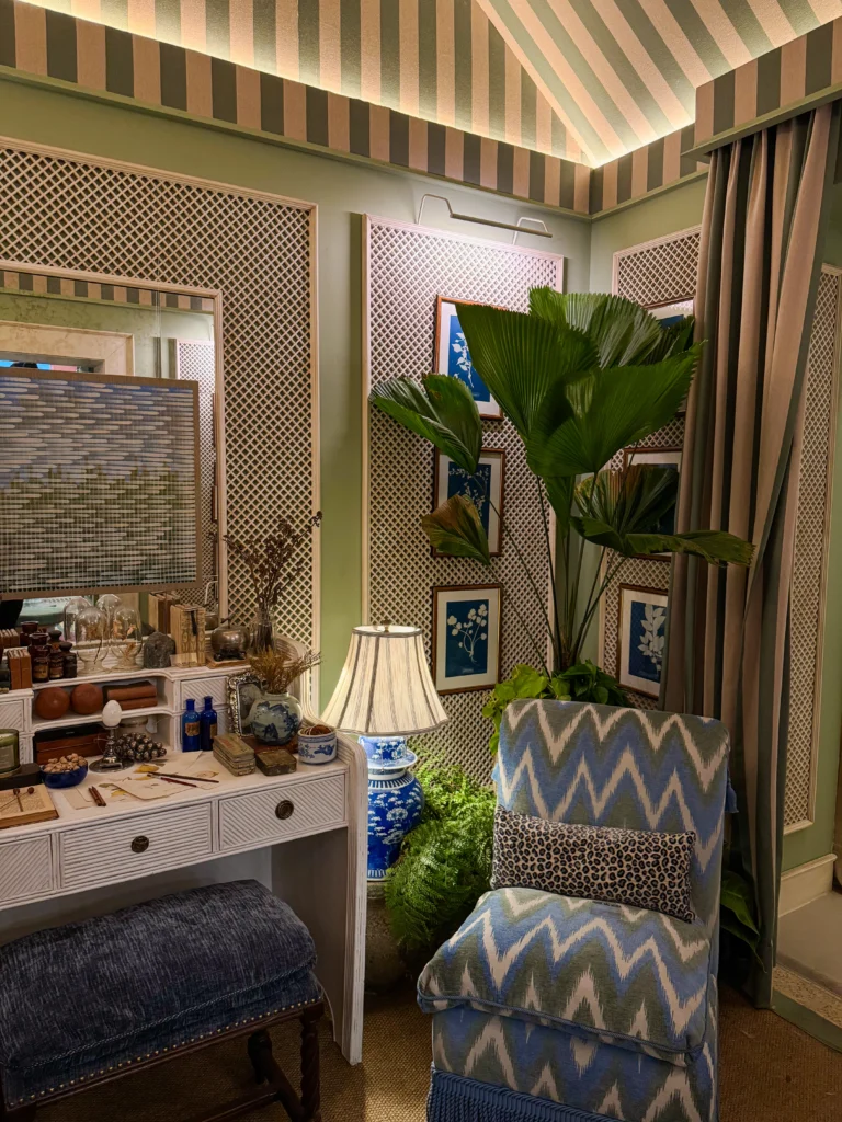 <img src="decoracao-sala-estar-estilo-elegante-png.webp" alt="Decoração de sala de estar com detalhes elegantes, plantas, luminária, quadros nas paredes e um ambiente aconchegante com móveis sofisticados.">