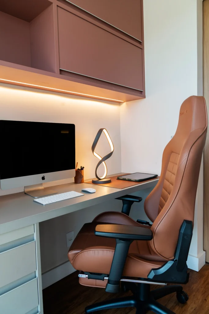<img src="espaco-de-trabalho-home-office.webp" alt="Espaço de trabalho moderno com cadeira confortável, mesa de escritório limpa, iluminação ambiente suave, ideal para home office ou estudos.">