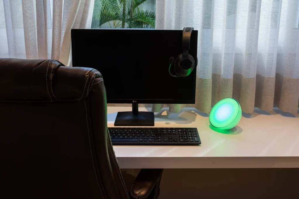 <img src="setupescritorio-computador-monitor-teclado-fone-de-ouvido-luz.webp" alt="Setup de escritório com monitor, teclado, fone de ouvido e luz ambiente em destaque, ideal para trabalho remoto e estudo em casa.">