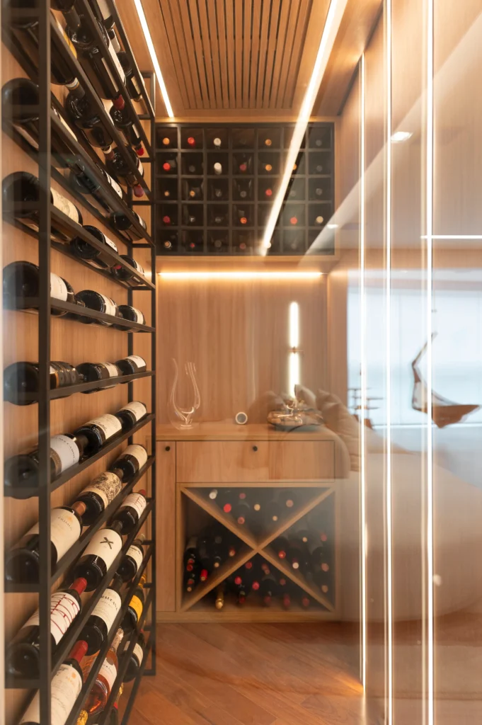 <img src="adega-moderno-decoracao-vinho.webp" alt="Imagem de uma adega moderna com prateleiras de vinho de metal e madeira, iluminação suave e design elegante, ideal para armazenar garrafas de vinho com segurança.">