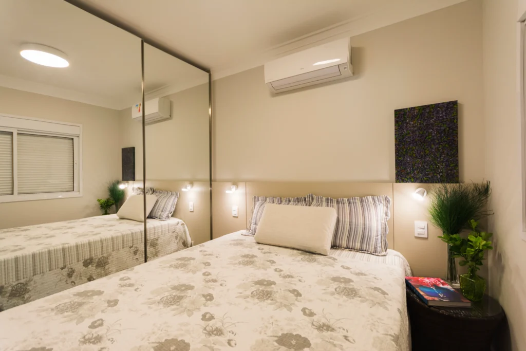 <img src="quarto-de-hospedes-aconchegante-e-bem-decorado-com-cama-confortavel-jpg.webp" alt="quarto de hóspedes aconchegante e bem decorado com cama confortável, espelho de parede, plantas e ar-condicionado.">