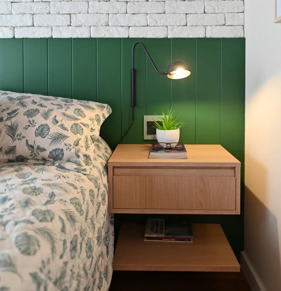 arandela preta da linha Shell ao lado de uma cama de casal