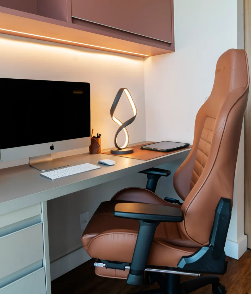 Iluminação no home office: em um quarto pequeno.