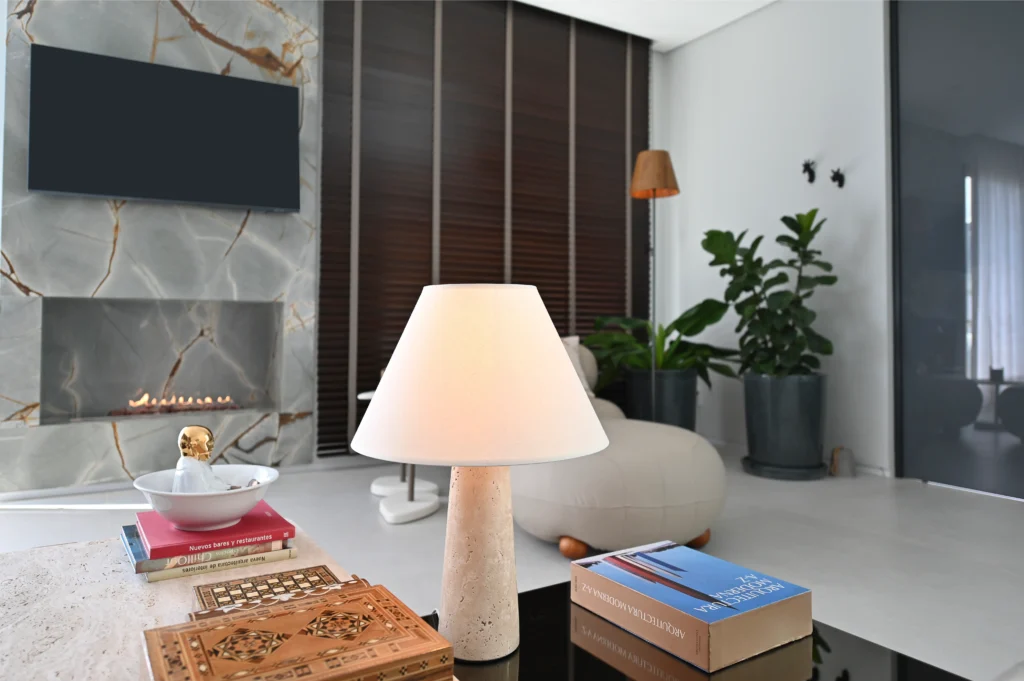 Tendências de iluminação: base de abajur feita em pedra travertino.