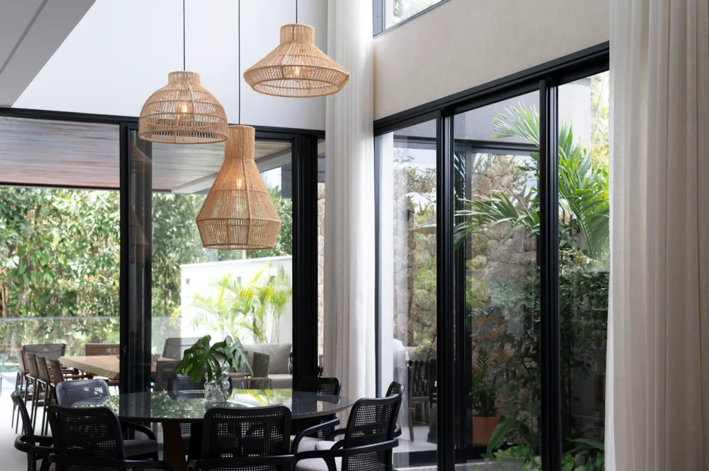 Composição de luminárias feitas em sisal.