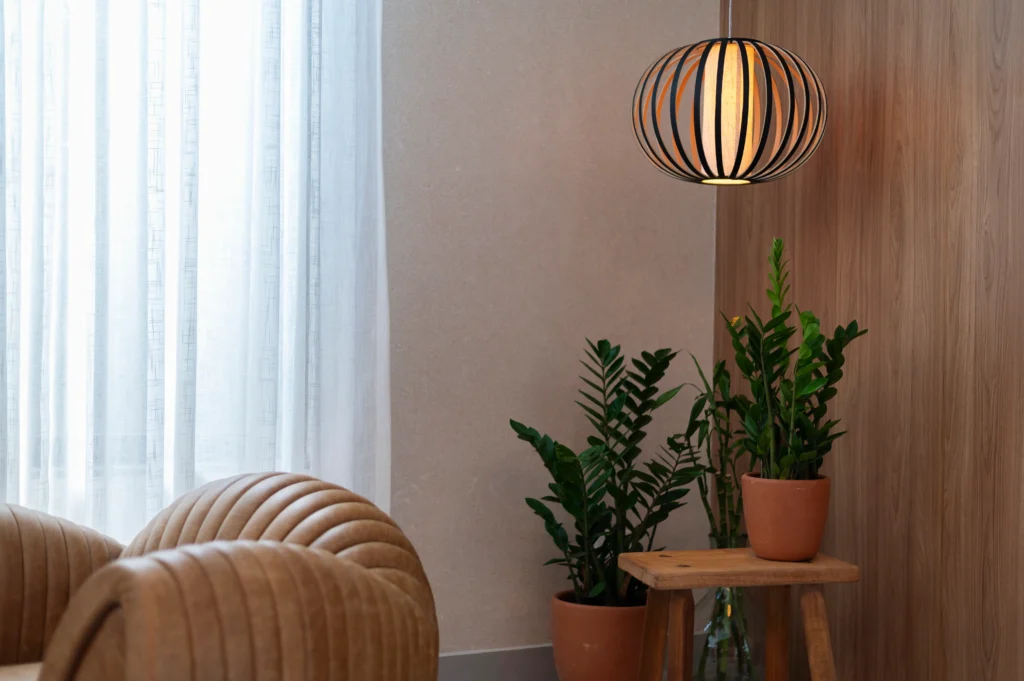 Pendente moderno em uma sala.