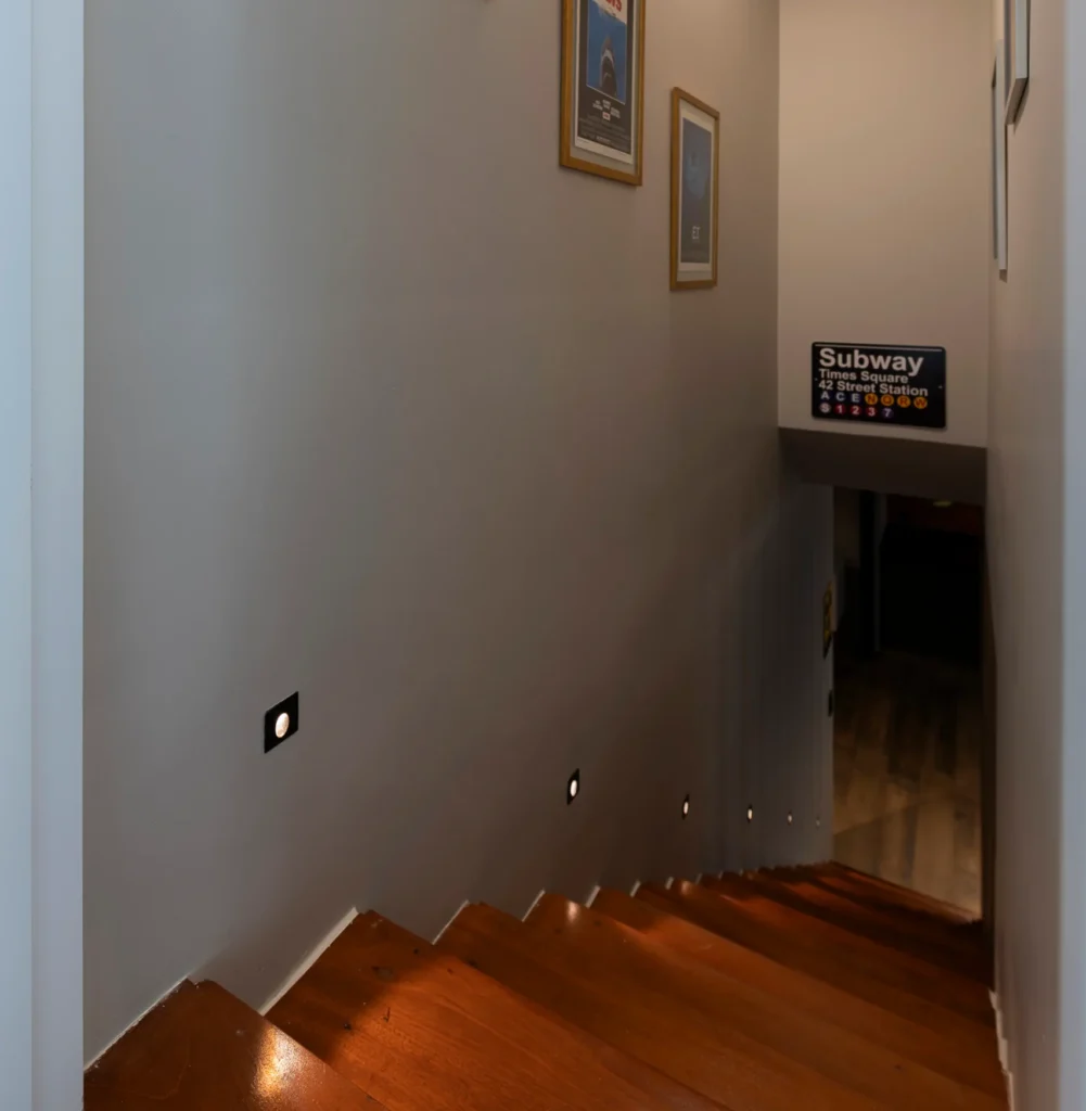 Iluminação em escadas: balizadores utilizados em áreas internas.