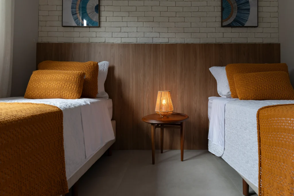 Luminária de mesa com iluminação aconchegante.