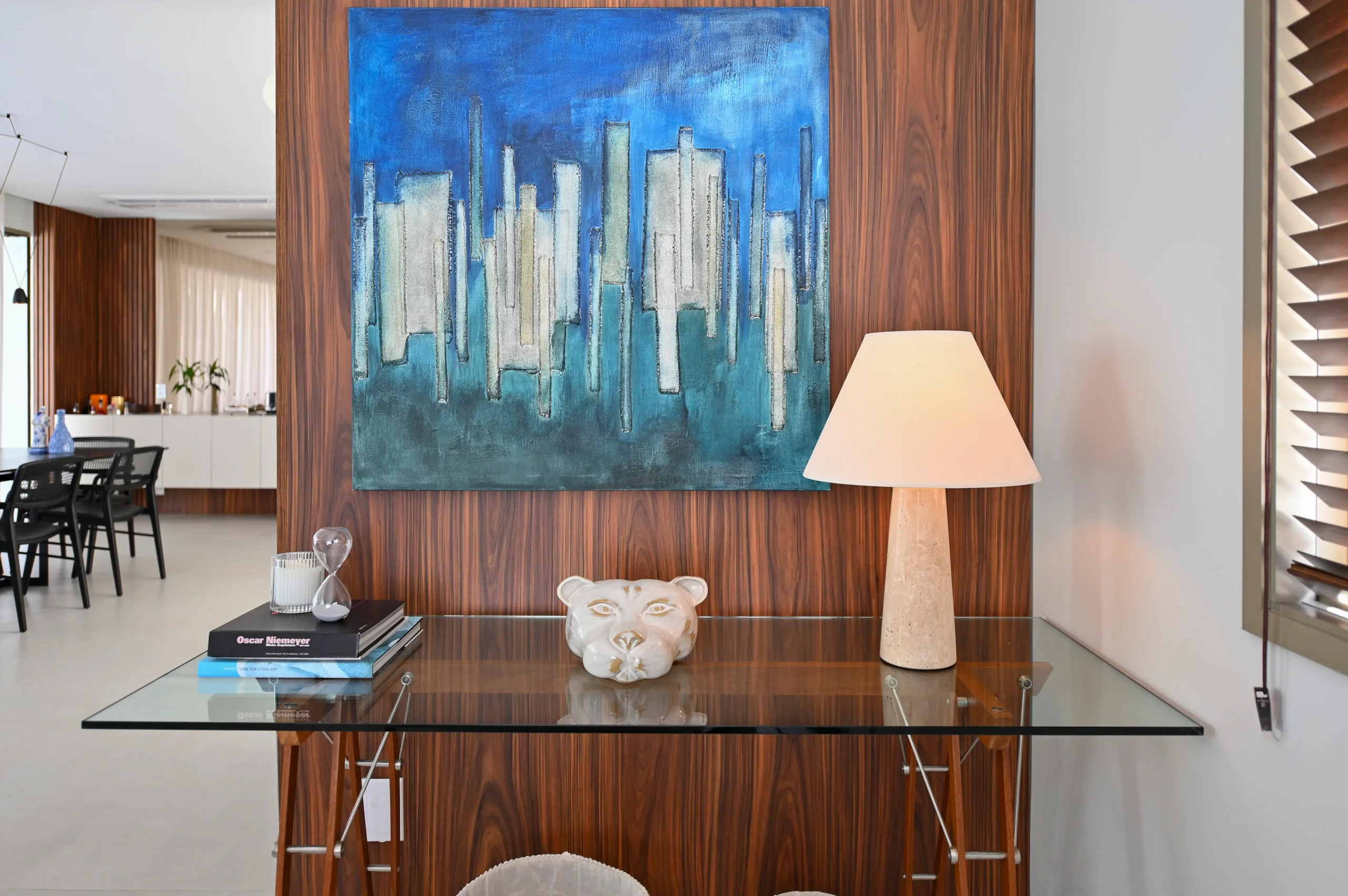 Abajur em um hall de entrada.