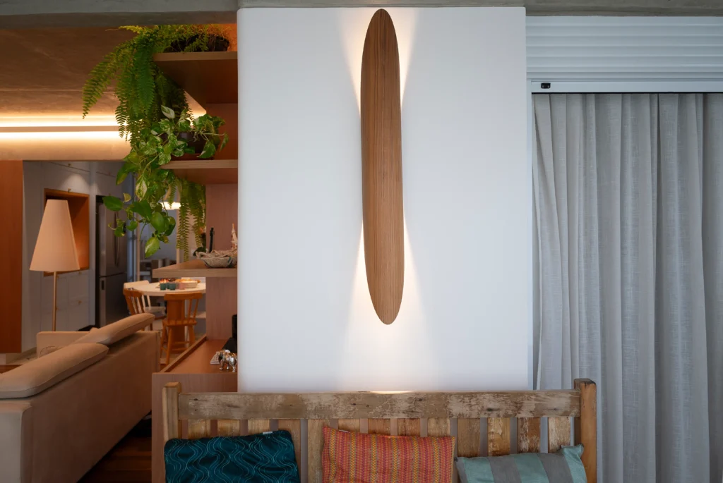 Arandela de madeira com luz indireta em uma sala de estar.