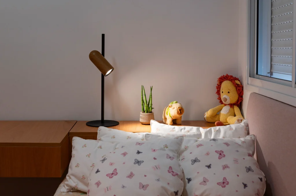 Iluminação focal para quarto infantil - luminária de mesa.