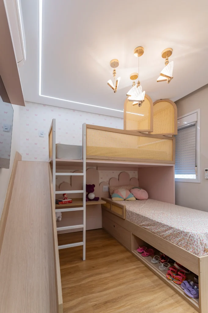 Iluminação para quarto infantil - luminária de mesa e pendente.