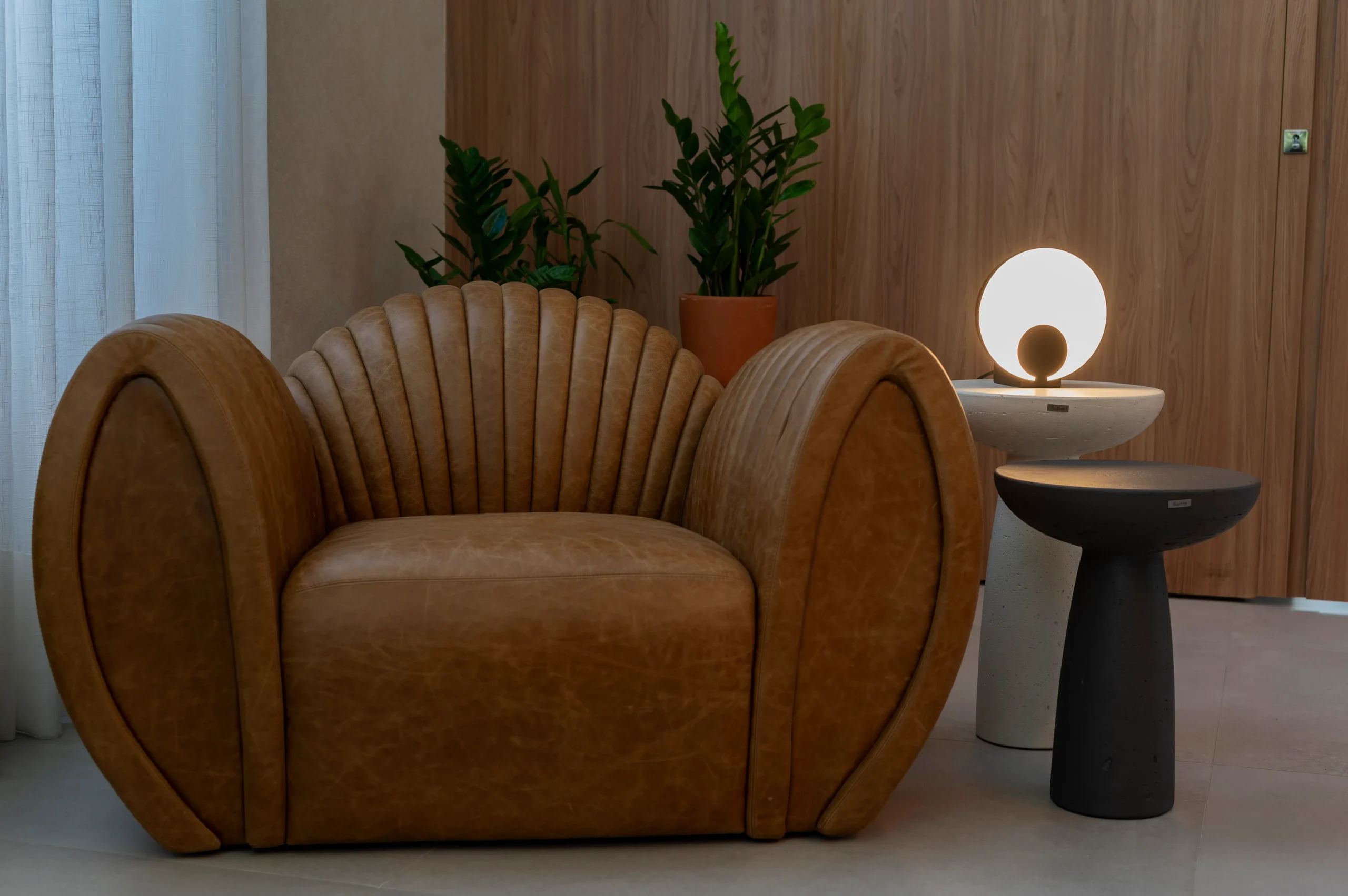 Luminária de mesa com luz indireta em uma sala de estar.