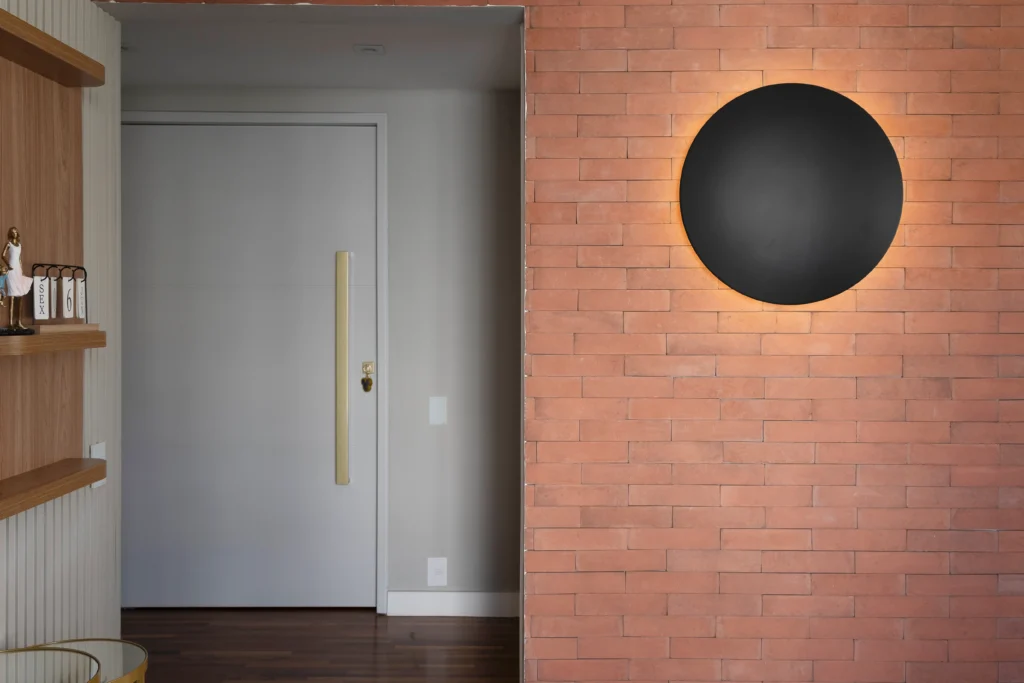 Luminária de parede com luz indireta em uma sala de estar.