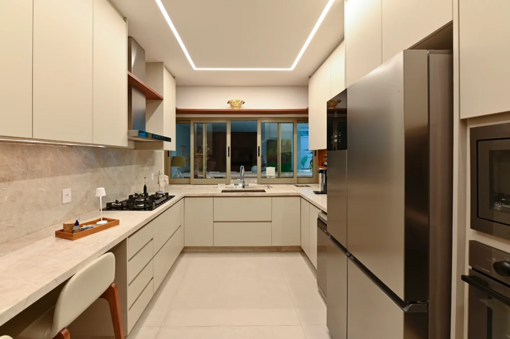 Perfil de embutir ou perfil de sobrepor: cozinha residencial