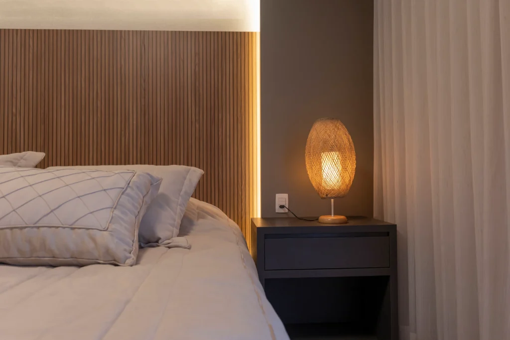 Quarto de casal com luminária de mesa