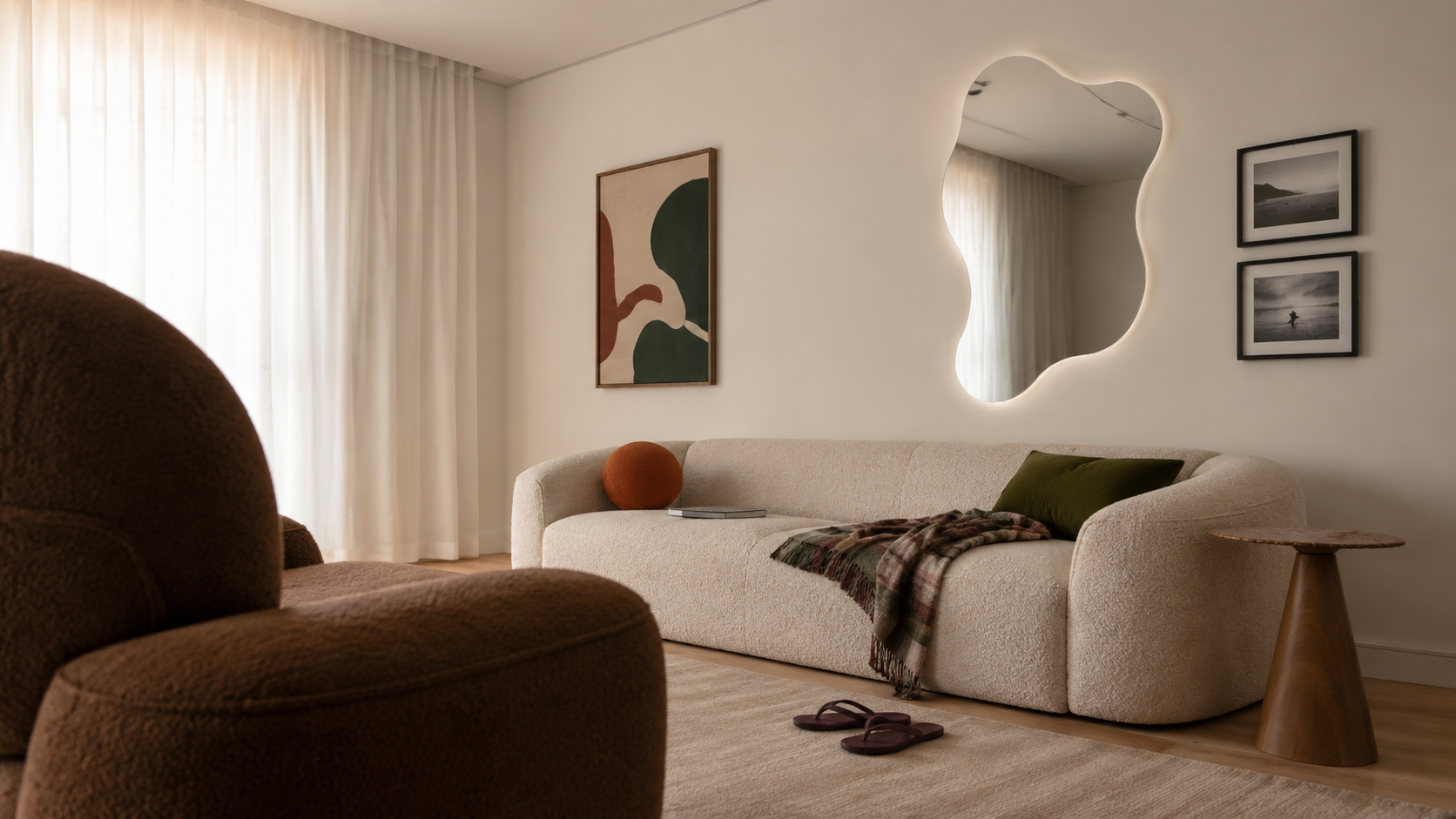 Mesas e espelhos: sala de estar
