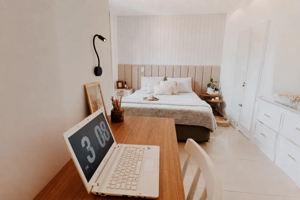 Iluminação em locais de estudo - quarto com arandela